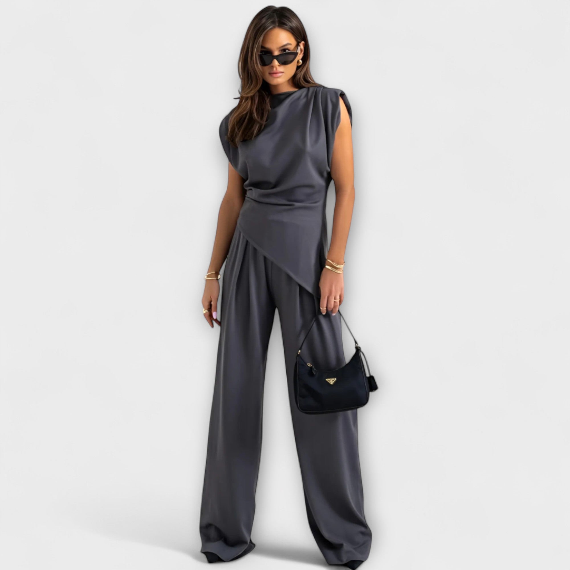 Sofia - Asymmetrische outfit met gedrapeerde schouders