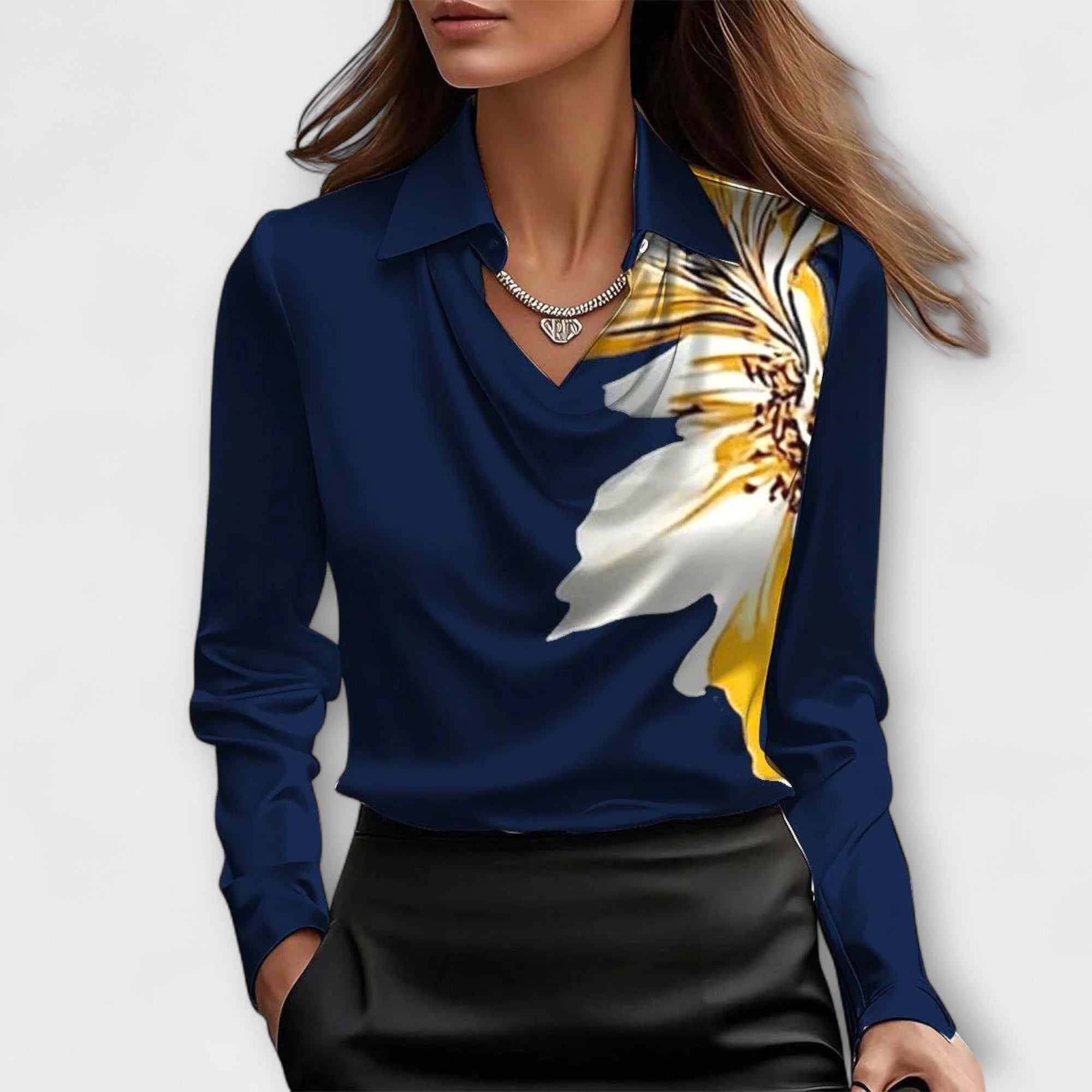 Meli - Glanzende blouse met geplooide kraag