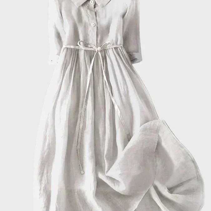 Hellblaues Kragenkleid mit Bindegürtel