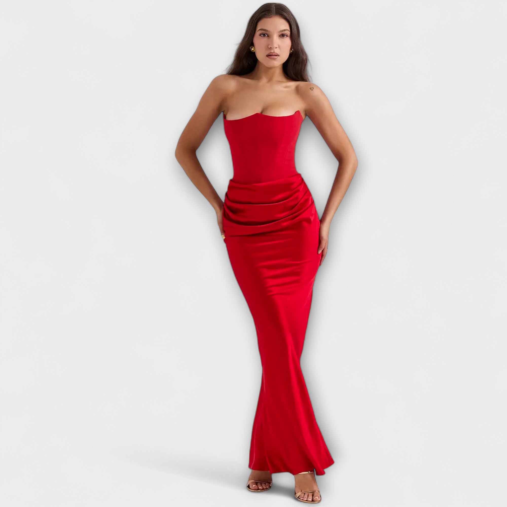 Schoudervrije satijnen maxi-jurk met draperie